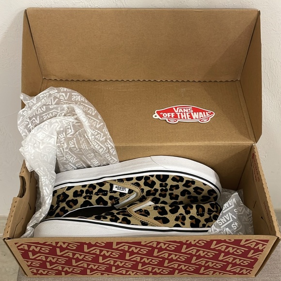 Like New Vans Leopard Classic Slip-On with Box - Picture 8 of 8